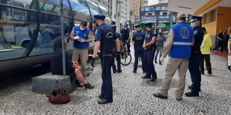Mulheres saem no tapa em terminal por causa de homem e uma acaba presa em Curitiba