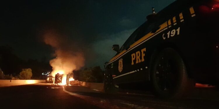 Carreta com 30 toneladas de madeira tomba e pega fogo na BR-116