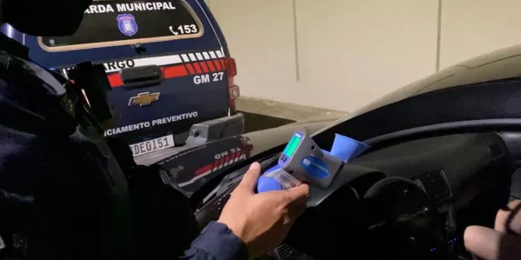 Motorista embriagado arranca a perna de motociclista, dorme na cadeia e é liberado no dia seguinte