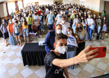 Na véspera do embarque, alunos da rede pública estão ansiosos para conhecer o Canadá