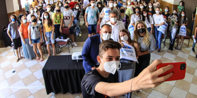 Na véspera do embarque, alunos da rede pública estão ansiosos para conhecer o Canadá