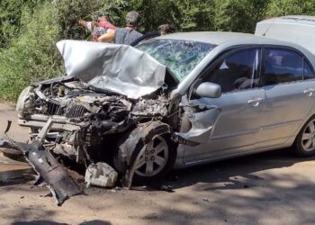 Batida entre carro e caminhão deixa três feridos na PR-487