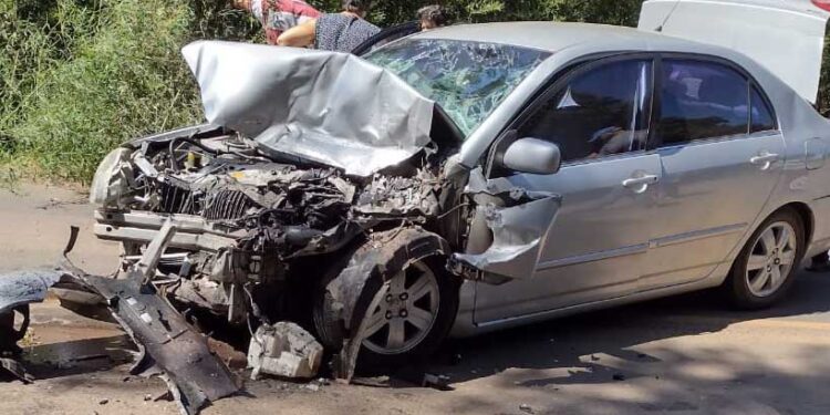 Batida entre carro e caminhão deixa três feridos na PR-487