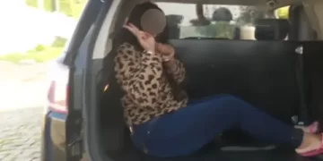Com ar de deboche, mulher presa em operação dá ‘tchauzinho’ para câmera e garante que já volta