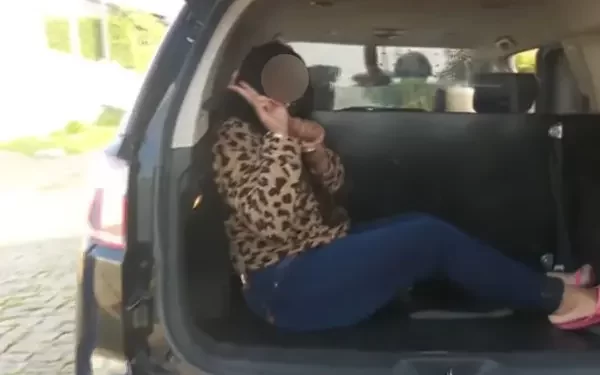 Com ar de deboche, mulher presa em operação dá ‘tchauzinho’ para câmera e garante que já volta