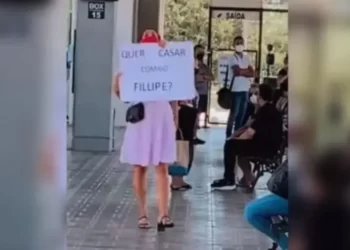 Vídeo: mulher pede namorado em casamento em terminal de ônibus de Florianópolis