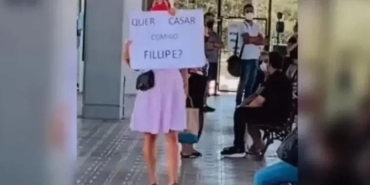 Vídeo: mulher pede namorado em casamento em terminal de ônibus de Florianópolis