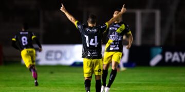 FC Cascavel marca no último minuto e afunda Paraná na crise