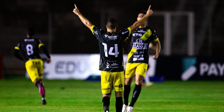 FC Cascavel marca no último minuto e afunda Paraná na crise