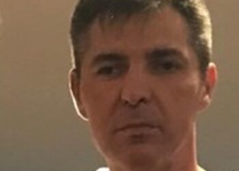 Corpo encontrado carbonizado em porta-malas é de empresário esfaqueado após supostamente aliciar jovem, diz polícia