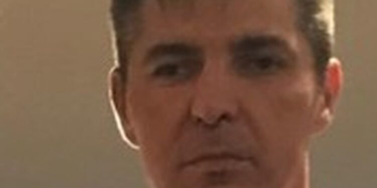 Corpo encontrado carbonizado em porta-malas é de empresário esfaqueado após supostamente aliciar jovem, diz polícia