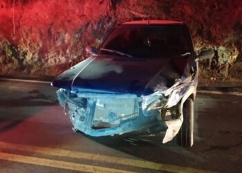 Uma pessoa morre e outras duas ficam feridas após carro bater em barranco, na PR-340