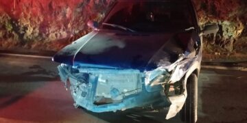 Uma pessoa morre e outras duas ficam feridas após carro bater em barranco, na PR-340