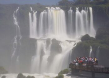 Setor do turismo cresce 13,7% no Paraná em 2021; serviços avançam 8,3%