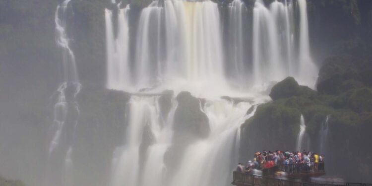 Setor do turismo cresce 13,7% no Paraná em 2021; serviços avançam 8,3%