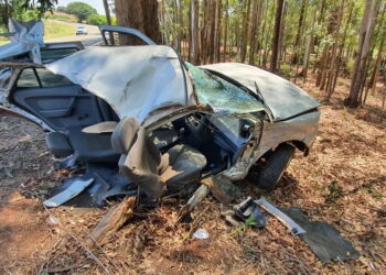 Carro parte ao meio e motorista é resgatado ileso no Paraná
