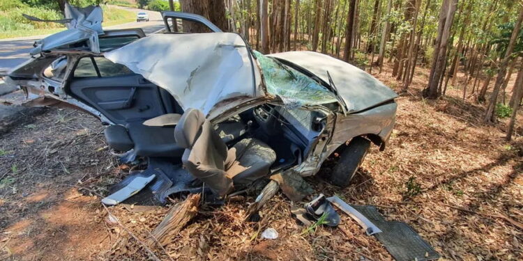Carro parte ao meio e motorista é resgatado ileso no Paraná