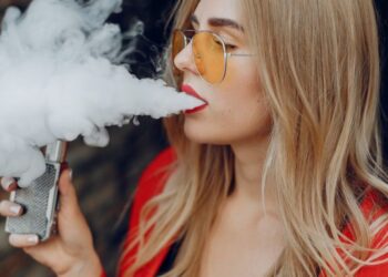 Moda entre os jovens, cigarro eletrônico traz riscos para a saúde do coração