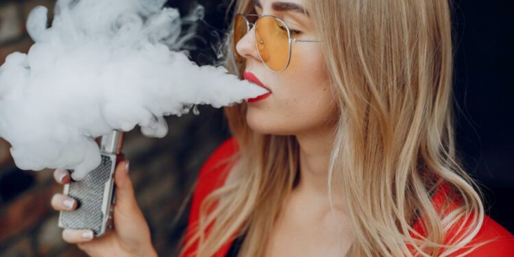 Moda entre os jovens, cigarro eletrônico traz riscos para a saúde do coração