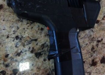 Ladrão invade casa em Apucarana com pistola de cola quente