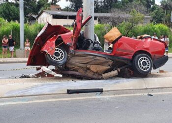 Passageiro morre e motorista fica ferido após carro bater em dois postes na PR-417