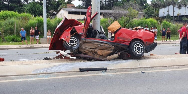 Passageiro morre e motorista fica ferido após carro bater em dois postes na PR-417