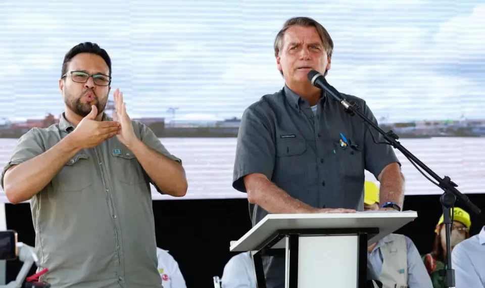Bolsonaro diz repudiar de ‘forma irrestrita’ o nazismo e faz equiparação com comunismo