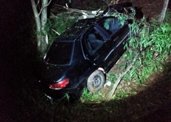 Duas pessoas morrem e outras três ficam feridas após batida entre moto e carro, em Cornélio Procópio