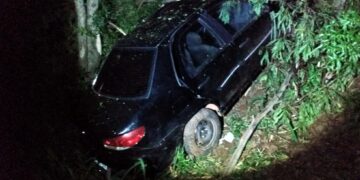 Duas pessoas morrem e outras três ficam feridas após batida entre moto e carro, em Cornélio Procópio