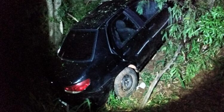 Duas pessoas morrem e outras três ficam feridas após batida entre moto e carro, em Cornélio Procópio