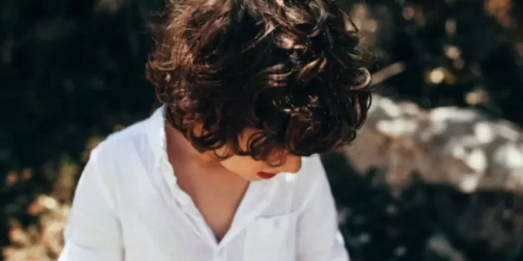 Mãe de menino transgênero tira filhos de escola que exigiu que pais assinem ‘contrato anti LGBTQIA+’