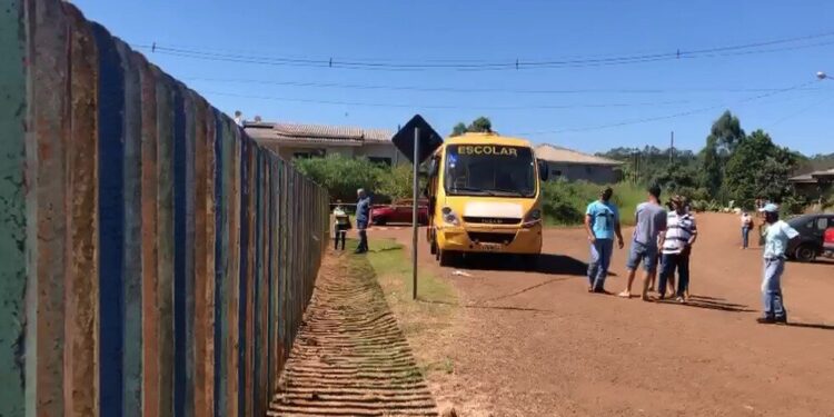 Menino de quatro anos morre após ser atropelado por ônibus em frente a creche que estudava em Diamante do Sul, diz polícia