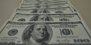 Dólar cai para R$ 5,27, em dia de expectativa do anúncio da taxa de juros
