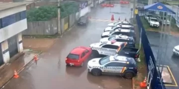 Vídeo. Motorista bêbado bate em viatura da PM e foge tomando cerveja