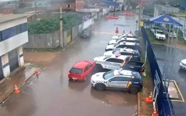 Vídeo. Motorista bêbado bate em viatura da PM e foge tomando cerveja