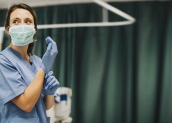 Novo piso salarial da enfermagem de R$ 4.700. Saiba quando começa a valer