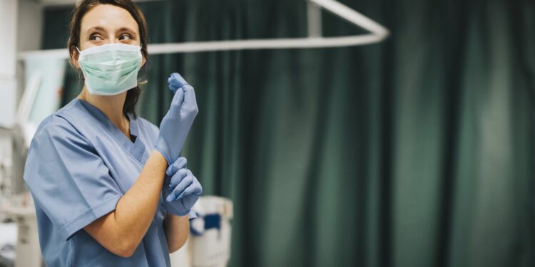 Novo piso salarial da enfermagem de R$ 4.700. Saiba quando começa a valer