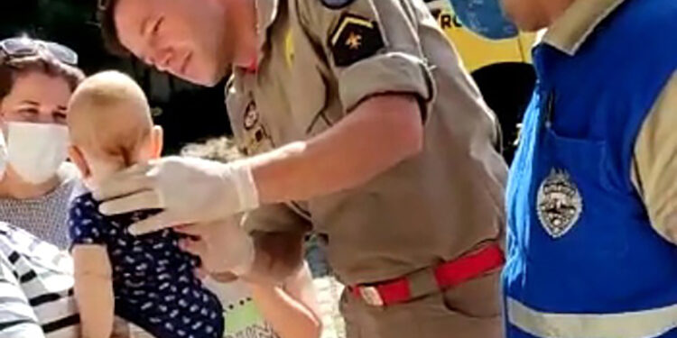 Após policiais salvarem a vida de um bebê, PM orienta sobre casos de engasgamento