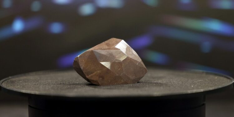 Diamante negro de origem ‘extraterrestre’ é leiloado por R$ 22 milhões