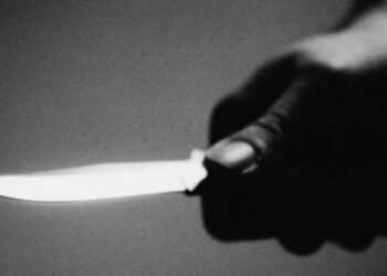 MULHER ESFAQUEIA MARIDO E SENTA AO LADO DO CORPO PARA ESPERAR ATENDIMENTO MÉDICO