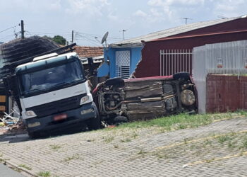 Caminhão carregado invade residência com grupo de crianças