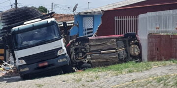 Caminhão carregado invade residência com grupo de crianças
