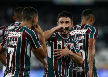 Fluminense vira sobre Botafogo, vence segundo clássico consecutivo e cola na ponta
