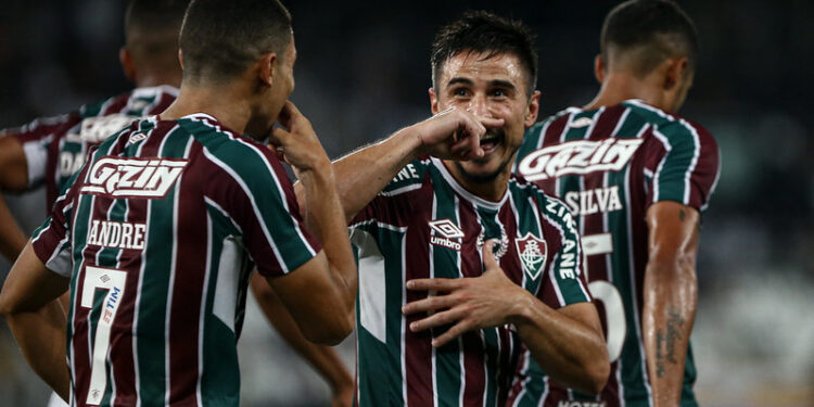 Fluminense vira sobre Botafogo, vence segundo clássico consecutivo e cola na ponta