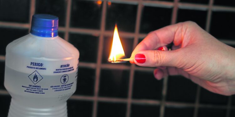 Mulher coloca fogo no marido, se arrepende e aciona socorro