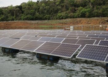 Hidrelétrica no Paraná instala usina fotovoltaica flutuante para consumo próprio