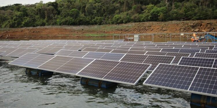 Hidrelétrica no Paraná instala usina fotovoltaica flutuante para consumo próprio