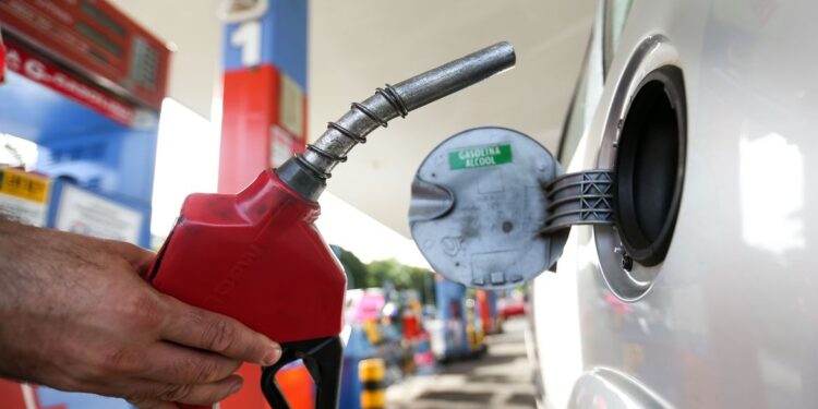 Preço do combustível pode subir mais com disparada da cotação de créditos de carbono