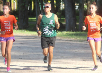 Gêmeas paranaenses ‘madrugam’ na pista em busca do mundial de atletismo na França