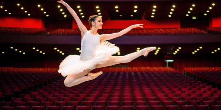 Aluna da Escola de Dança Teatro Guaíra representará o Brasil em competição internacional nos EUA